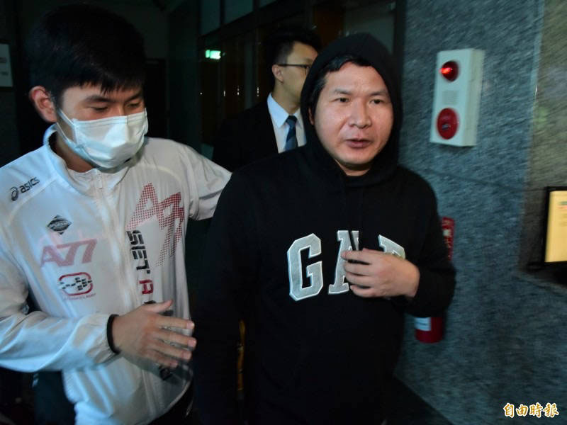 普悠玛出轨司机员尤振仲（右）被判4年6个月。