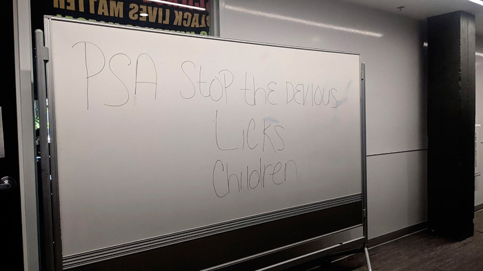 今年9月16日，美国堪萨斯州劳伦斯市高中校方，在白板上呼吁学生停止“Devious Licks”活动。