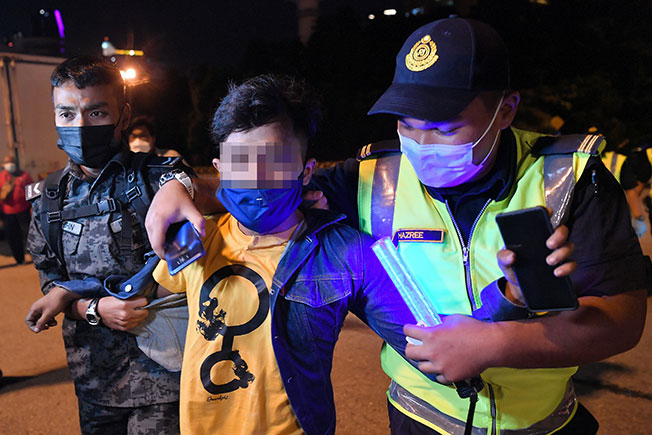 印尼籍男子（中）逃跑不远后，即被执法人员逮捕。