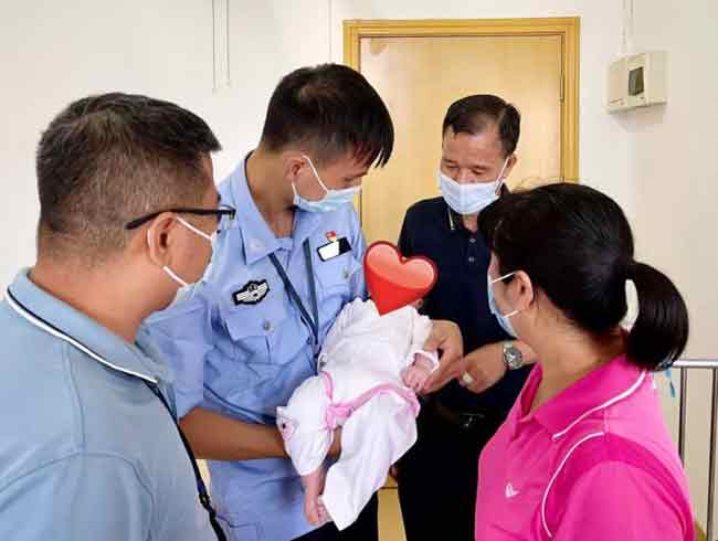 警察把男婴送到儿童福利院照顾。