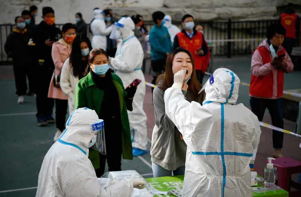 在寧夏銀川市興慶區京能天下川小區，居民排隊進行核酸檢測。