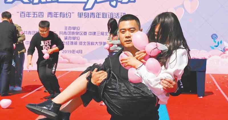 中国农村许多适婚青年苦叹“一妻难求”。图为日前在河北省石家庄市举行单身青年联谊活动。（新华社）