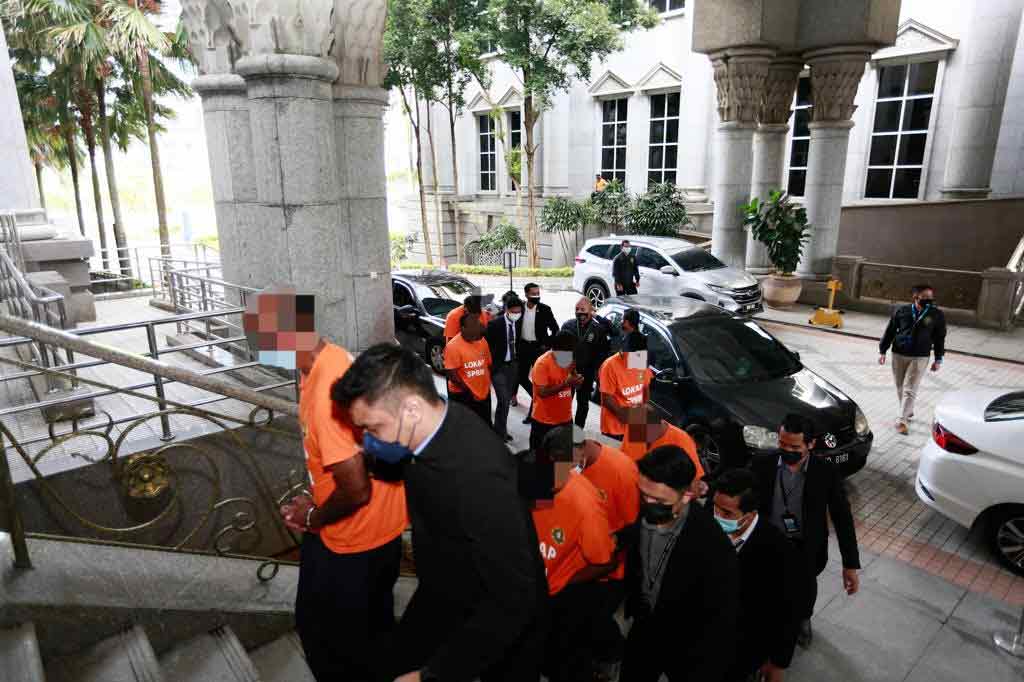 17名嫌犯被反贪会官员押送至布城推事庭，申请延扣。