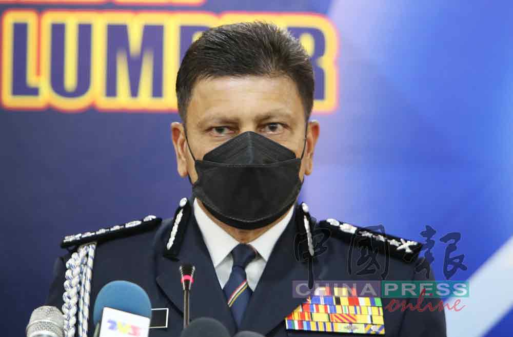 阿兹米指他对于吉隆坡民众对于防疫措施的遵守度表示满意，并指隆市警方在周日平均仅开出约10张罚单。