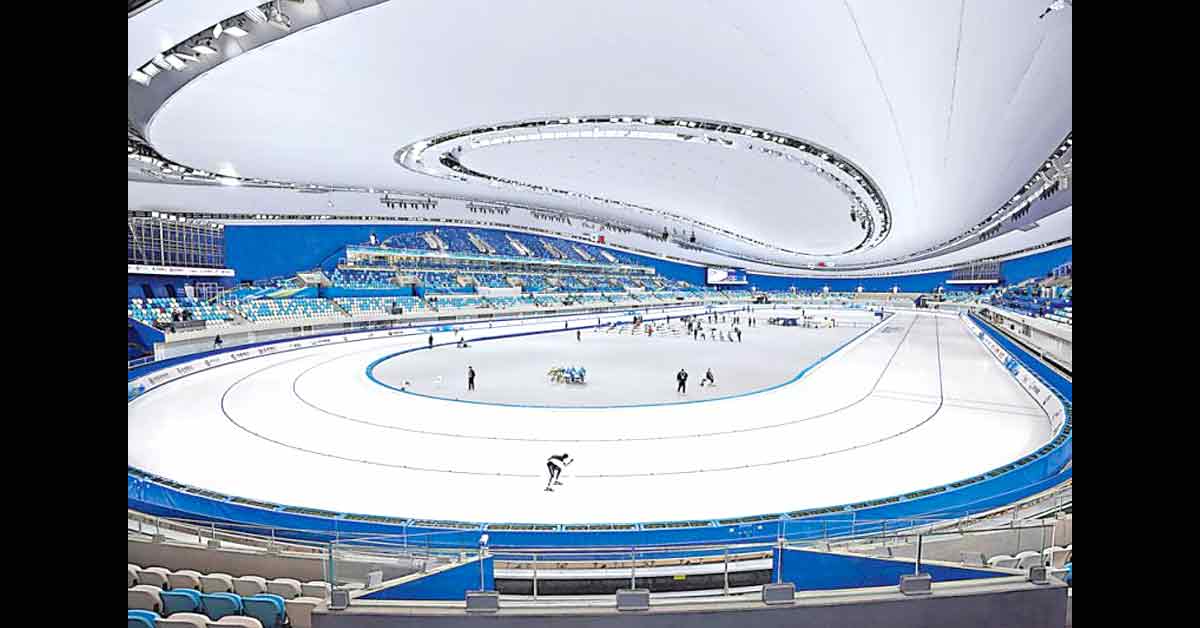 北京冬奥会与冬残奥会迎来倒计时一百天。图为10月8日，首场北京冬奥测试赛︱“相约北京”速度滑冰中国公开赛在国家速滑馆“冰丝带”举行。
