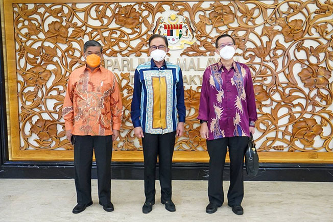 安华（中）以峇迪造型亮相国会，左起为与国家诚信党主席莫哈末沙布和行动党秘书长林冠英。