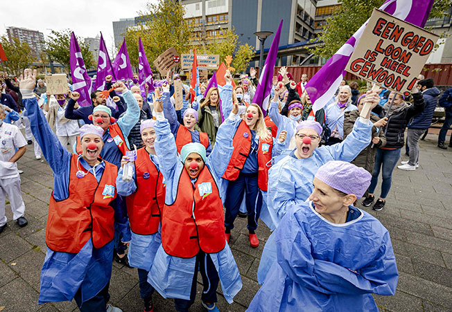 荷兰医护人员周二游行要求改善工作现况。（法新社）