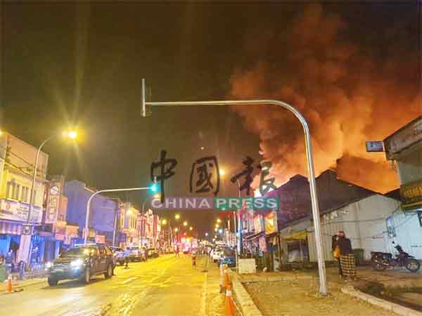 加叻大街店铺后着火冒出浓烟。（徐国庭摄）