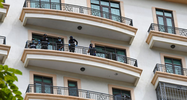 警方在The Palazzo公寓事发单位的阳台，展开调查。