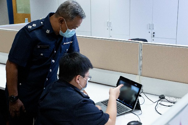 勿洛警署高级调查员扎迪警长（左）与陈琬婷警长都表示，警方电眼的影像对的调查工作很有帮助。（警方提供）