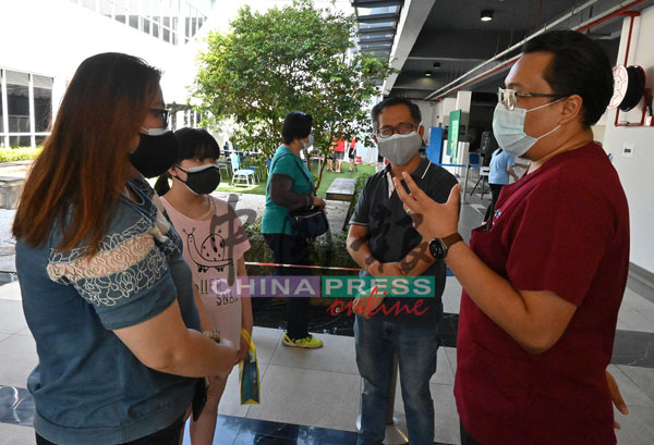 祖尔莱米（右起）向刘志俍、黄姓学生及母亲讲解接种过程。