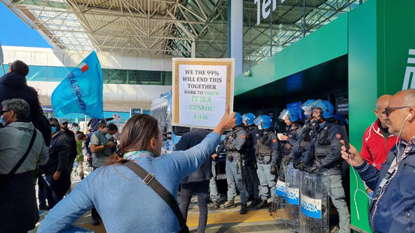 意航員工在機場外高喊“我們是意航人”、“工作、權利與尊嚴”的標語抗議意航關門。