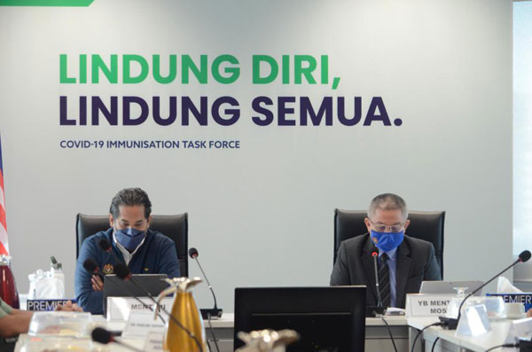 随着国内95%成年人口已完成接种，凯里（左）和科学、工艺及革新部长拿督斯里阿汉峇峇召开最后一次新冠肺炎免疫特工队会议。