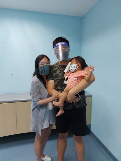 王芳旎（左起）和农力琦感谢大家慷慨解囊，让女儿得以在短时间内筹足手术费。
