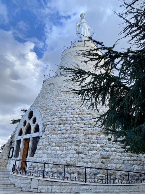 Our Lady of Lebanon (Harissa)教堂于1904年落成，历经各种宗教纷争，见证了黎巴嫩的兴衰成败。目前是老百姓的精神力量象征。