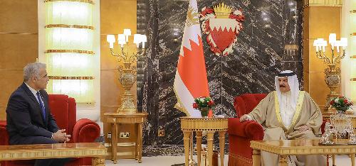 巴林国王哈麦德（右）9月30日接见以色列外长拉皮德。（法新社）
