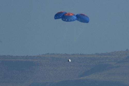 太空舱以降落伞顺利降落在美国德州的沙漠。（法新社）