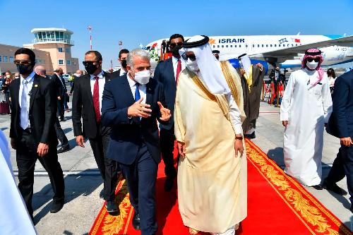 巴林外长札亚尼（前右）9月30日亲自迎接到访的以色列外长拉皮德（前左）。（美联社）