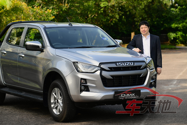 ▲五十铃汽车总执行长十川宪吉和新款的D-Max Auto Plus 4X2 1.9L货卡。