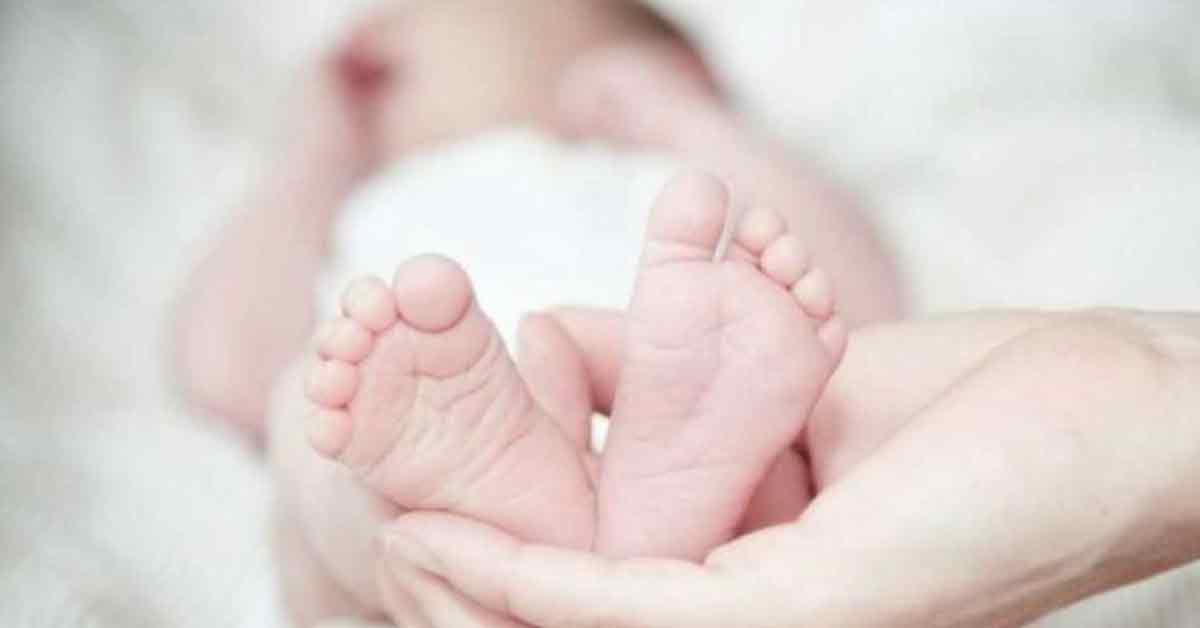 陪月嫂抱着21天大男宝宝入睡，宝宝凌晨被发现时已没有呼吸。（档案示意图）
