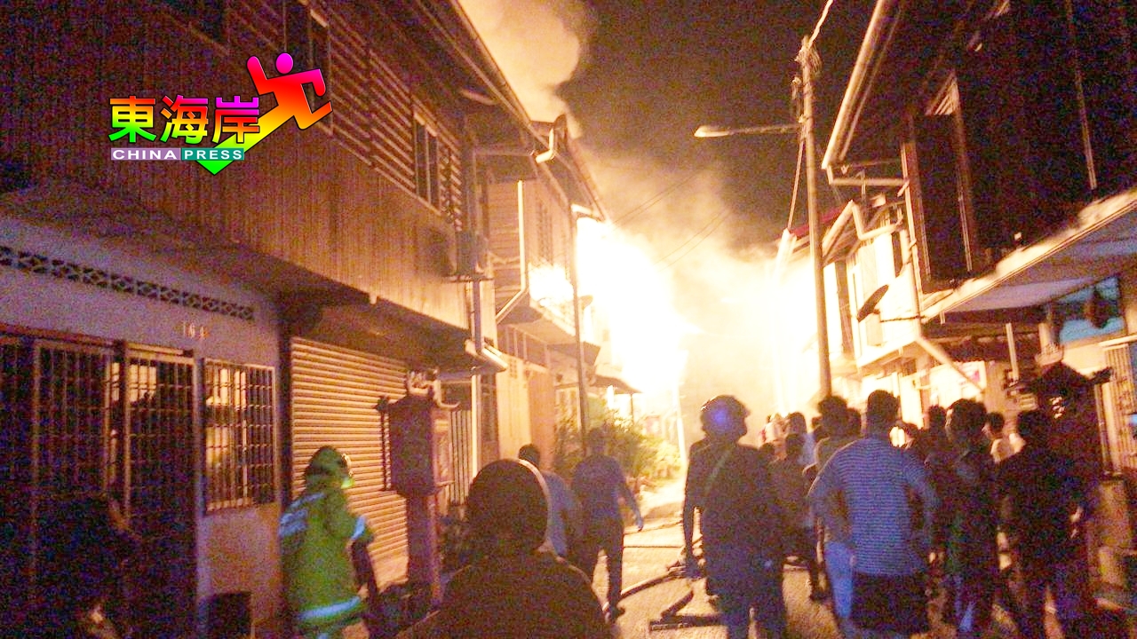 加叻新村多是木屋，大火很快蔓延，村民眼看火吞噬木屋。