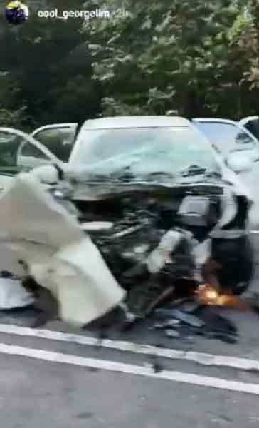 被猛撞的Bezza轿车，车头严重损毁，幸好司机和乘客没有生命危险。

