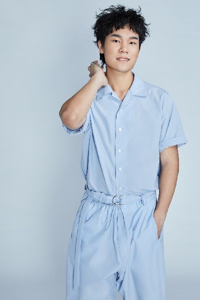 蔡明仁在台湾出道圆了歌手梦。