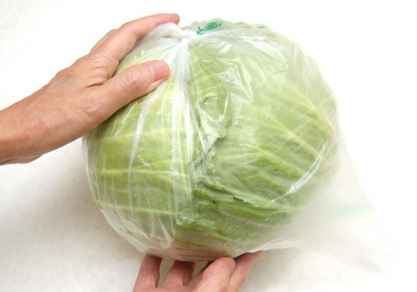 若是整颗的高丽菜，也要用保鲜膜密封，并让芯部朝下保存在冰箱的蔬果室。