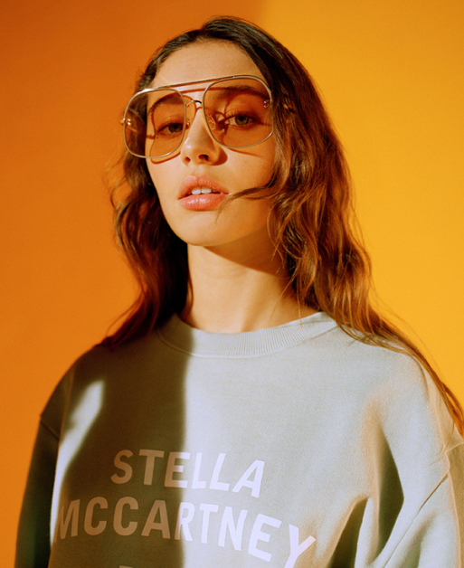星二代Iris Law拍摄Stella McCartney春夏太阳眼镜形象照，金属方框太阳眼镜。