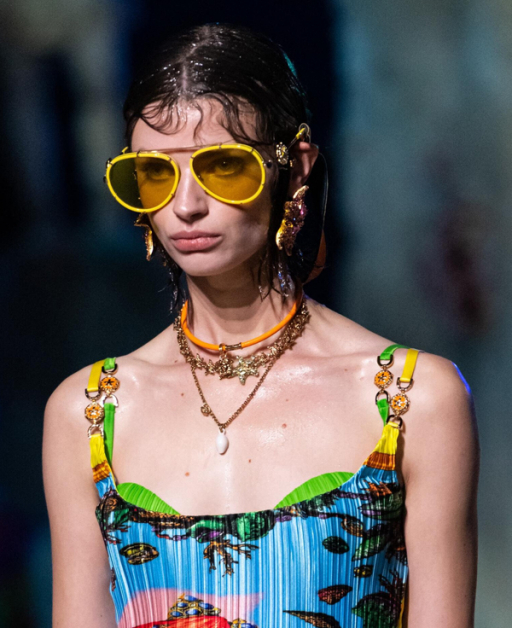 Versace春夏秀上模特儿都配戴超大尺寸飞行员太阳眼镜。