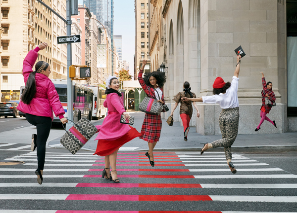 Kate Spade New York的2021年秋冬广告大片在其家乡纽约拍摄。