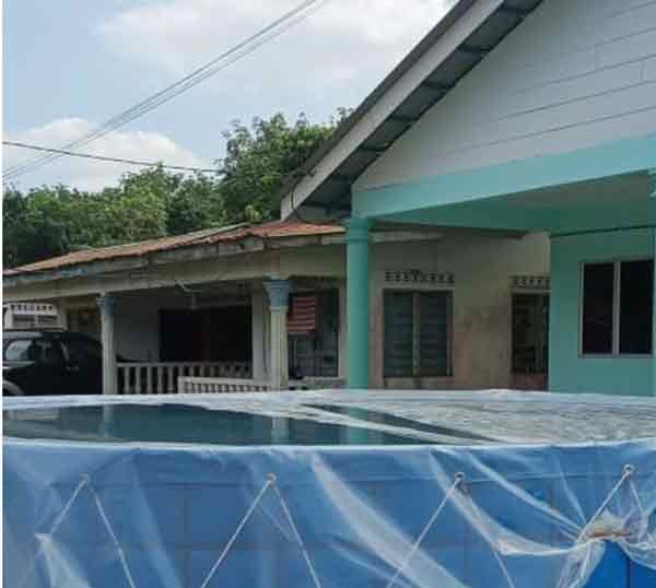 法兰依萨将置在家前的大水池盛满水备用，并铺盖上透明塑胶纸，确保水供卫生。