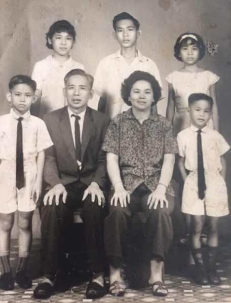 邓秀琼（后排左）小时候与家人的合照。