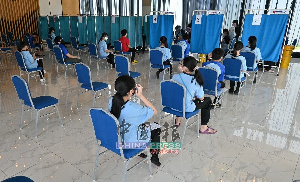 青少年接种者在等待接种时，家长被请到中心外等待。