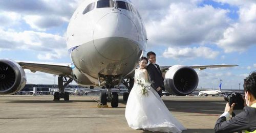 ◤全球大流行◢疫情飞不了  成田机场推停机坪拍婚照