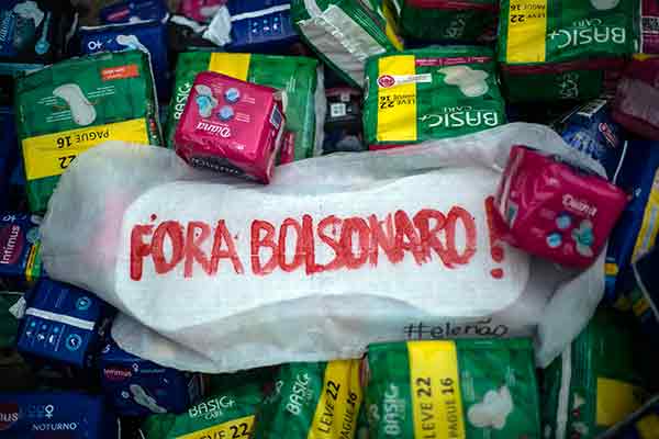 西里约热内卢有民众10月13日示威，将各品牌卫生棉堆积在一起，放上“博尔索纳罗，滚”的信息。（美联社）