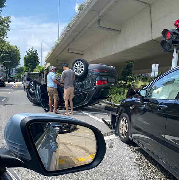 一辆奥迪轿车周一早在路上翻覆，一名男司机被送院。（《联合晚报》读者提供）