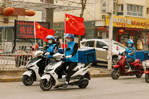 新疆送货工的摩哆悬挂中国国旗。