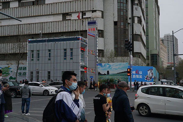 新疆的行人准备过马路。 