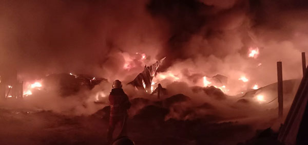 资源回收工厂凌晨失火，消拯员到场扑灭火势。