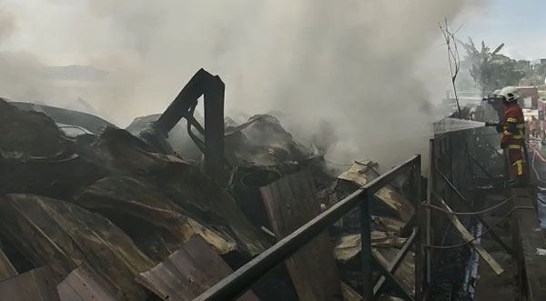 工厂被大火严重烧毁。
