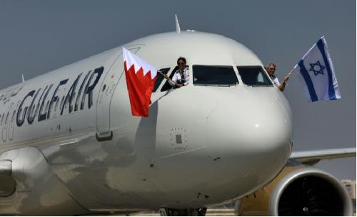 海湾航空公司A320客机9月30日在以色列本古里安机场，机组人员在客机驾驶座舱窗边挥舞着巴林和以色列国旗。