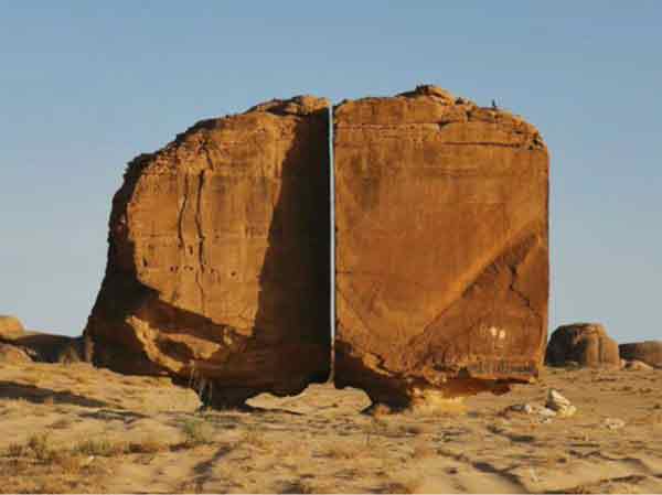 神秘巨岩“阿纳斯拉”宛如被雷射切割一般，完美分成两半。