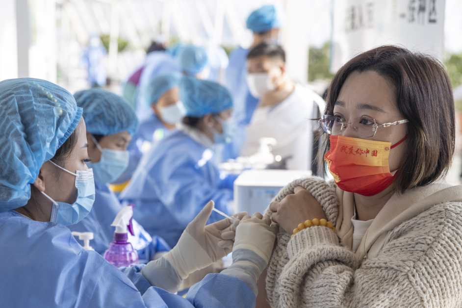 黑龙江省绥芬河市周三为民众接种第三剂新冠疫苗。（新华社）