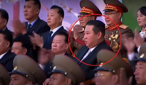朝鲜最高领导人金正恩（圈内）和众官员拍烂手掌。