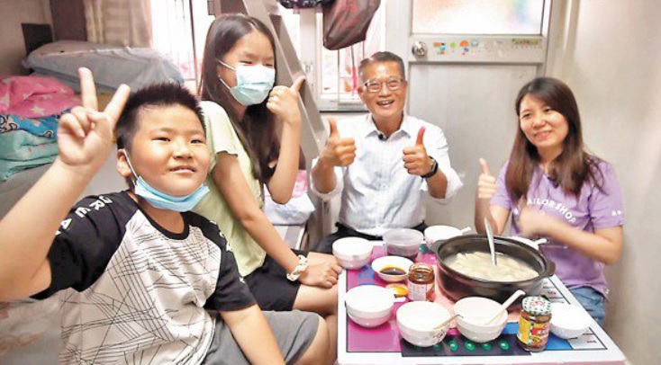 香港财政司长陈茂波公屋住户，和一户人家一起用餐。
