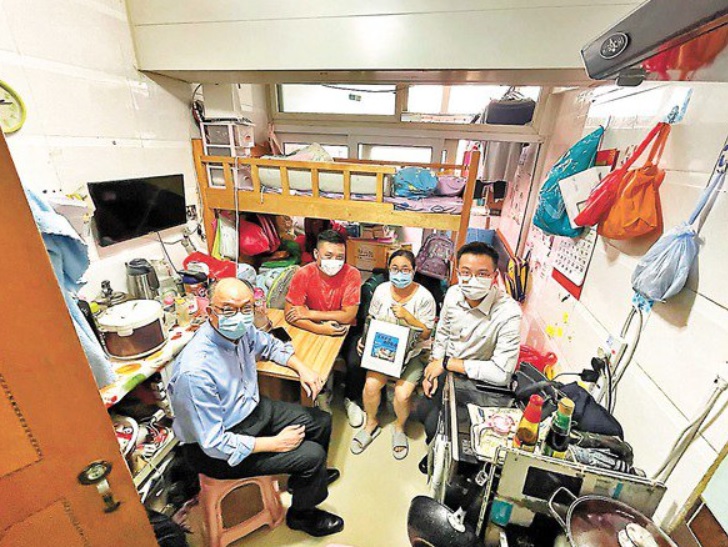香港运输及房屋局长陈帆探访公屋住户。