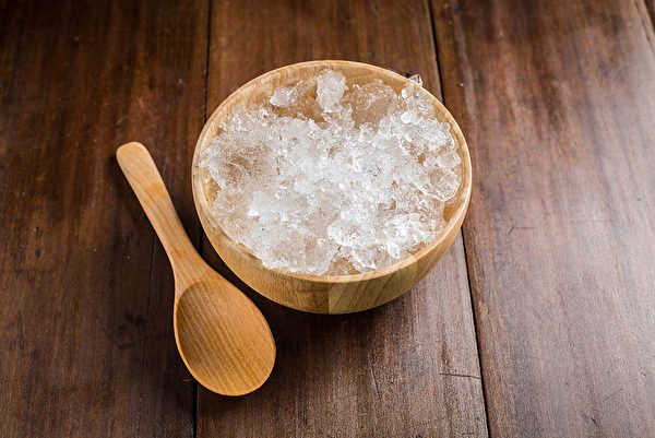 使用冰和盐来消除保温杯内壁污渍天然又安全。