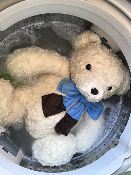 现代制做的绒毛玩具多数可以用洗衣机洗，先测试一下玩具是否会掉色。