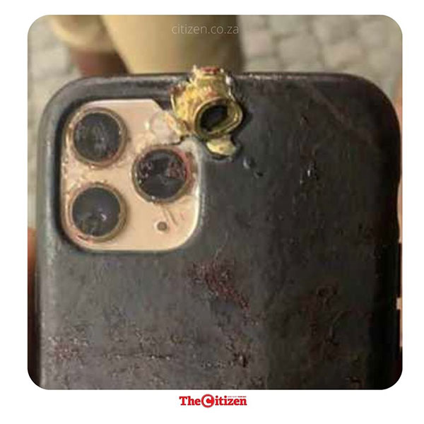 iPhone机身帮穆夸迪挡住子弹。